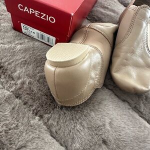 Capezio slip on Jazz Beige Leather Dance Shoes 1.5
